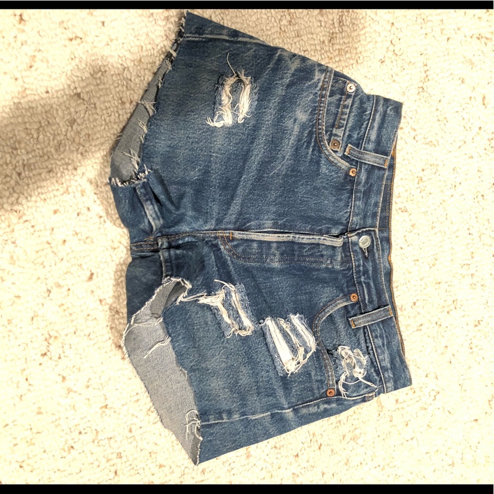 Medium wash Levi shorts